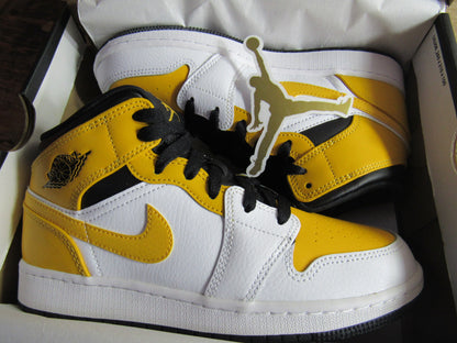 JORDAN 1 MID KIDS UNIVERSITY GOLD EN CAJA