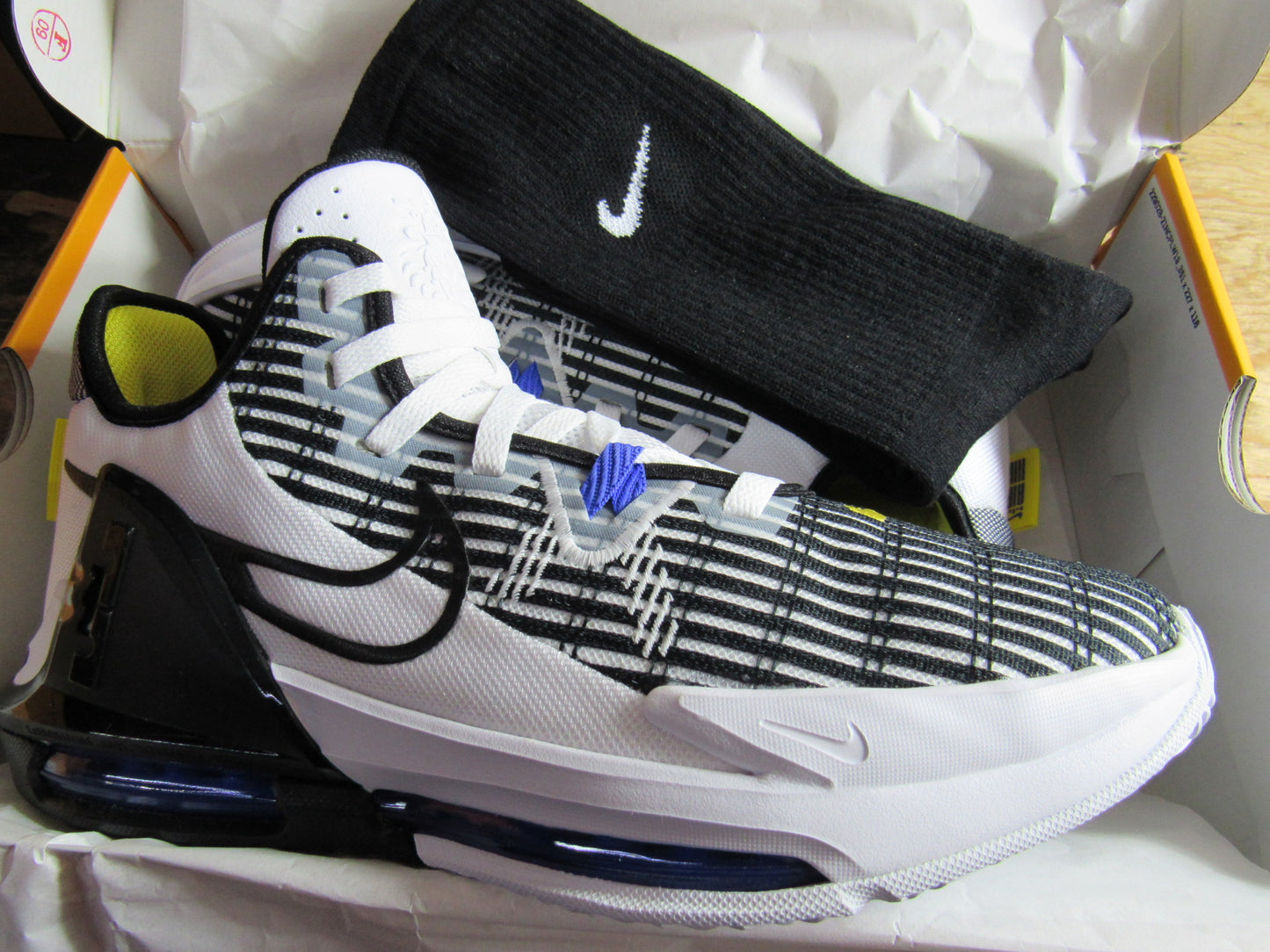 LEBRON WITNESS 6 WHITE VIOLET EN CAJA