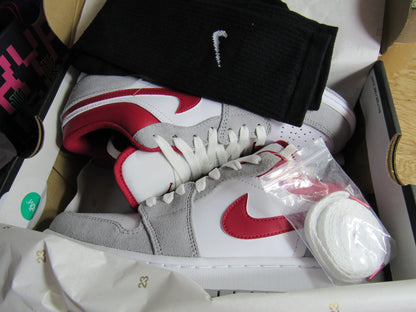 JORDAN 1 LOW SMOKE GREY RED EN CAJA