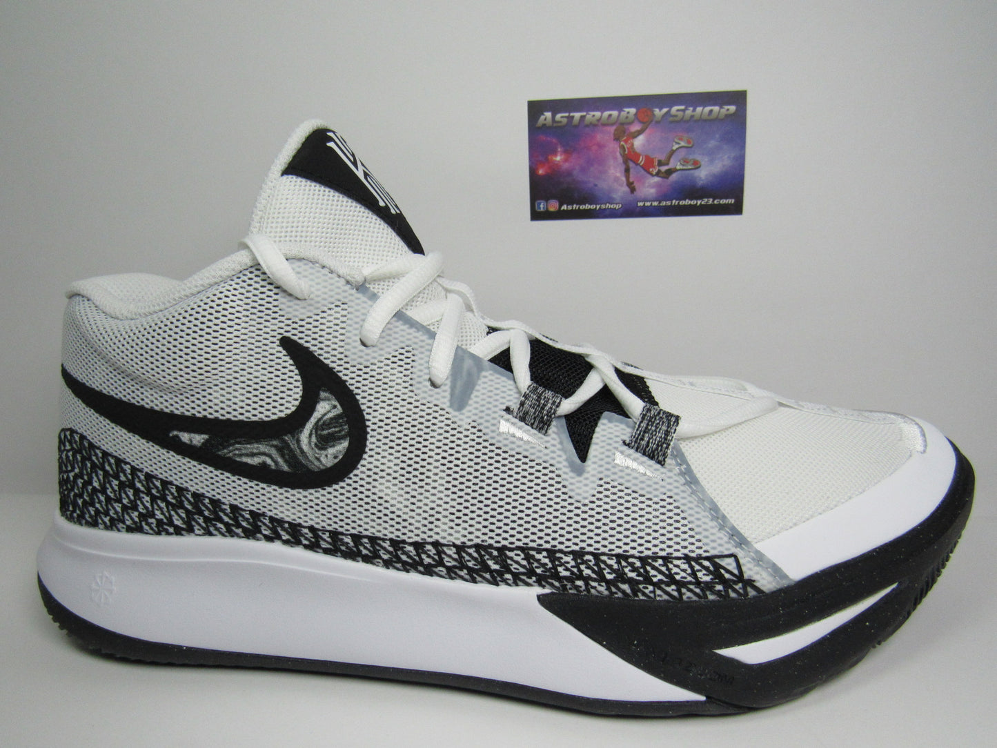 KYRIE IRVING FLYTRAP 6 WHITE "ZEBRA" EN CAJA