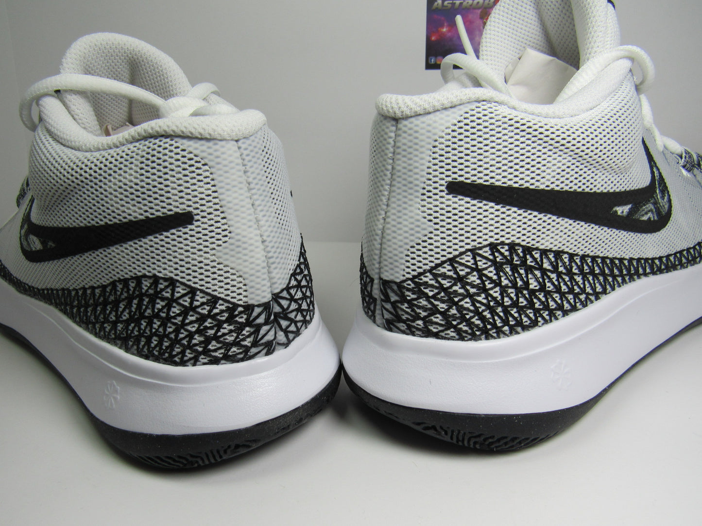 KYRIE IRVING FLYTRAP 6 WHITE "ZEBRA" EN CAJA