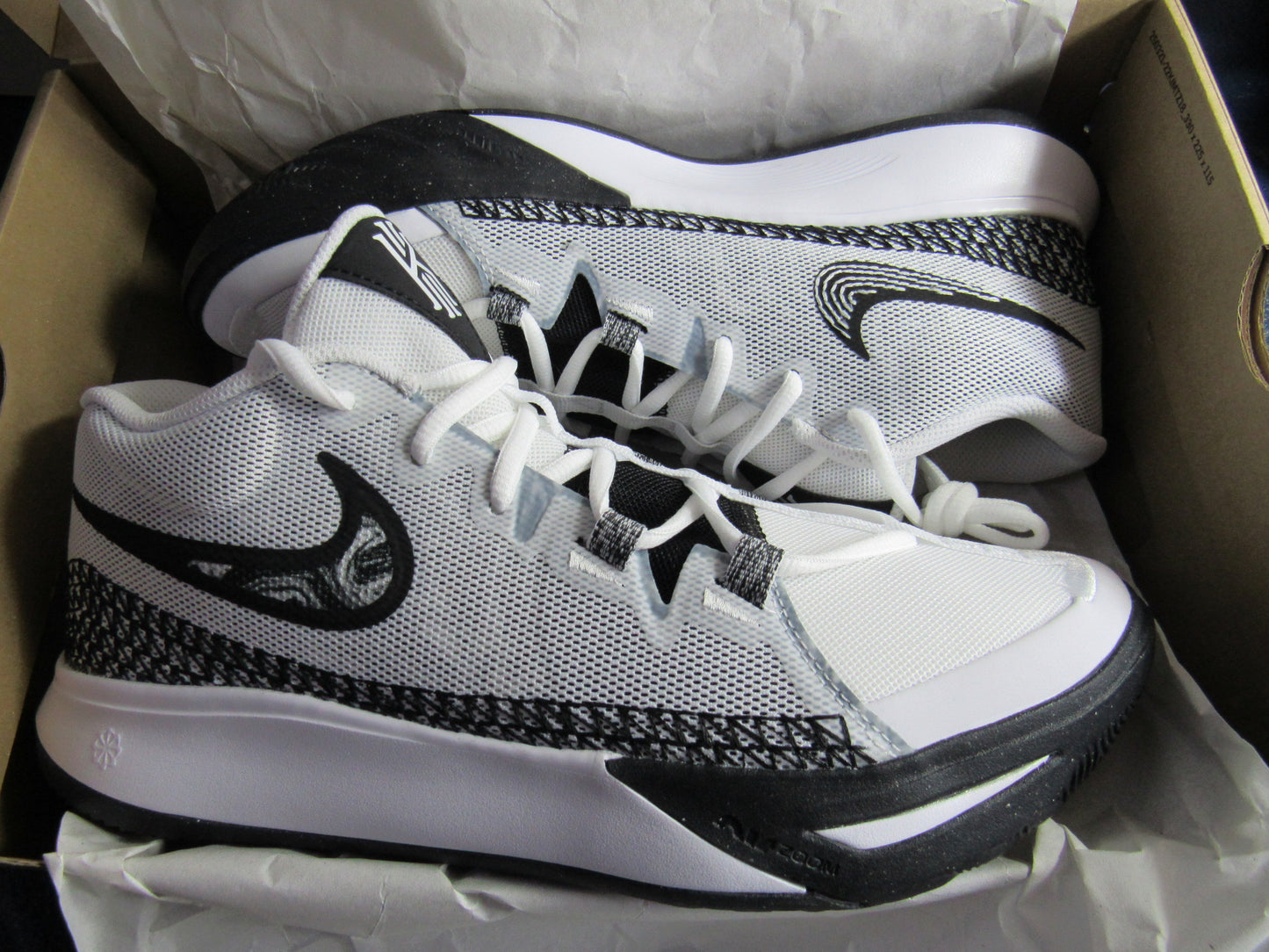 KYRIE IRVING FLYTRAP 6 WHITE "ZEBRA" EN CAJA