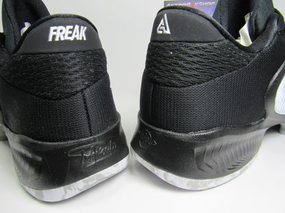 GIANNIS FREAK 4 BLACK OREO EN CAJA
