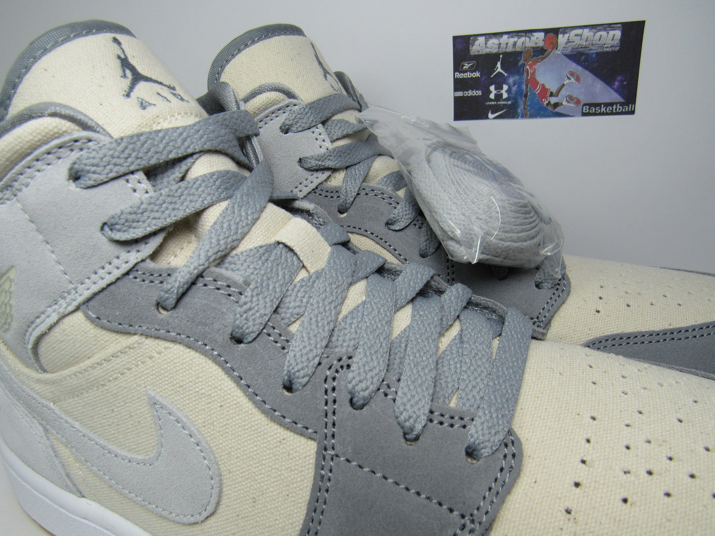 JORDAN 1 MID "COCONUT MILK" EN CAJA