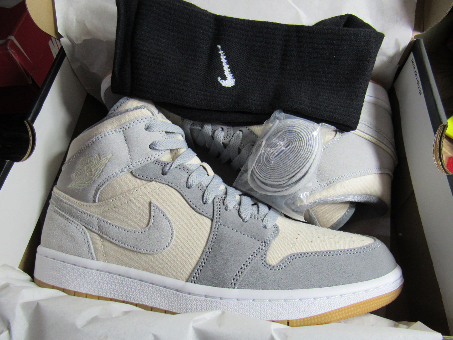 JORDAN 1 MID "COCONUT MILK" EN CAJA