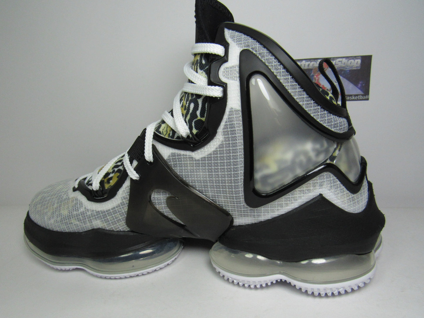 LEBRON JAMES 19 ROYALTY EDITION LIMITED EN CAJA