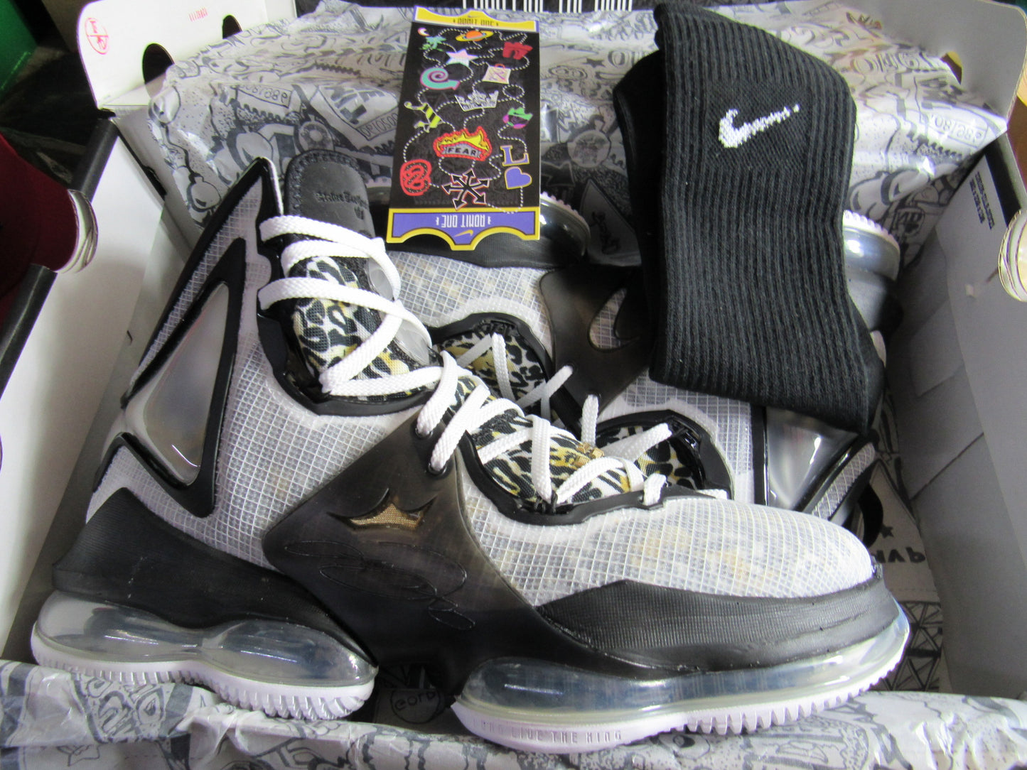 LEBRON JAMES 19 ROYALTY EDITION LIMITED EN CAJA