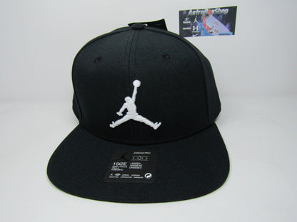 GORRA JORDAN PLANA BLACK & WHITE 2019 BORDADO GRUESO (UNITALLA)