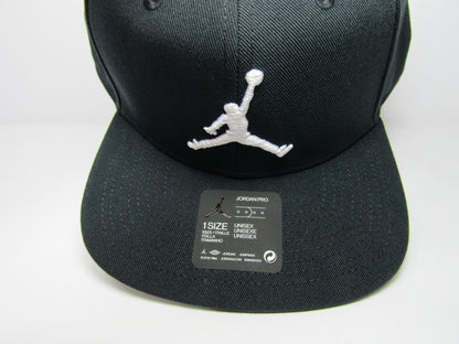 GORRA JORDAN PLANA BLACK & WHITE 2019 BORDADO GRUESO (UNITALLA)