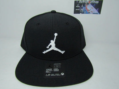 GORRA JORDAN PLANA BLACK & WHITE 2019 BORDADO GRUESO (UNITALLA)