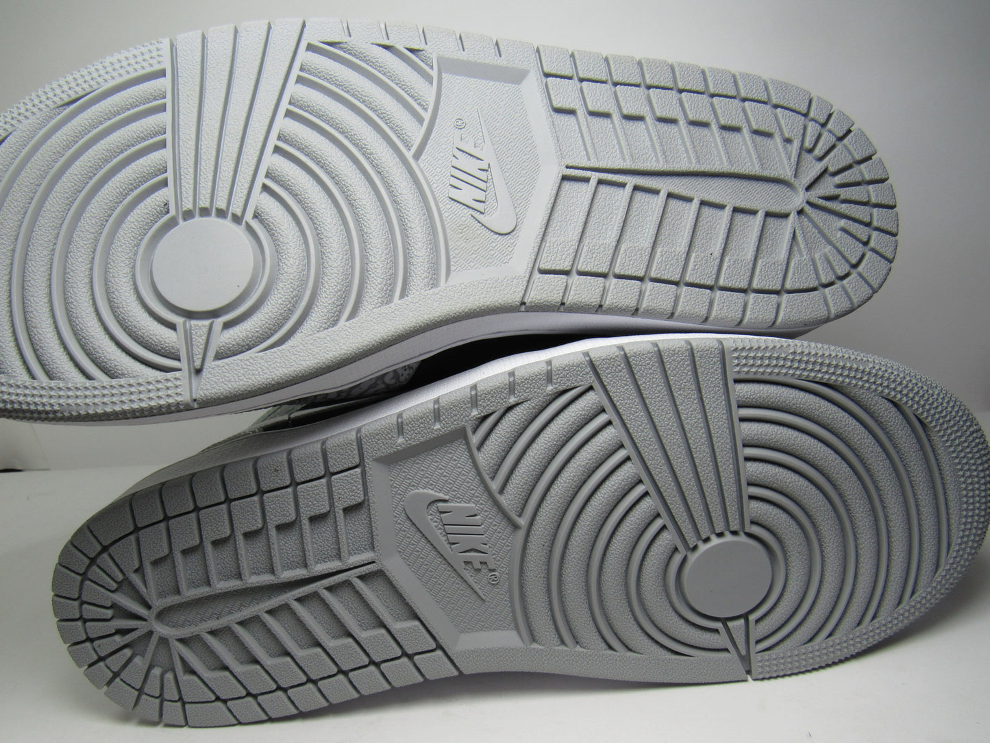 JORDAN 1 MID "ELEPHANT PRINT" EDITION EN CAJA