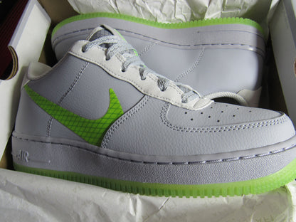 NIKE AIR FORCE 1 WOLF GREY VOLT EDITION GS KIDS EN CAJA