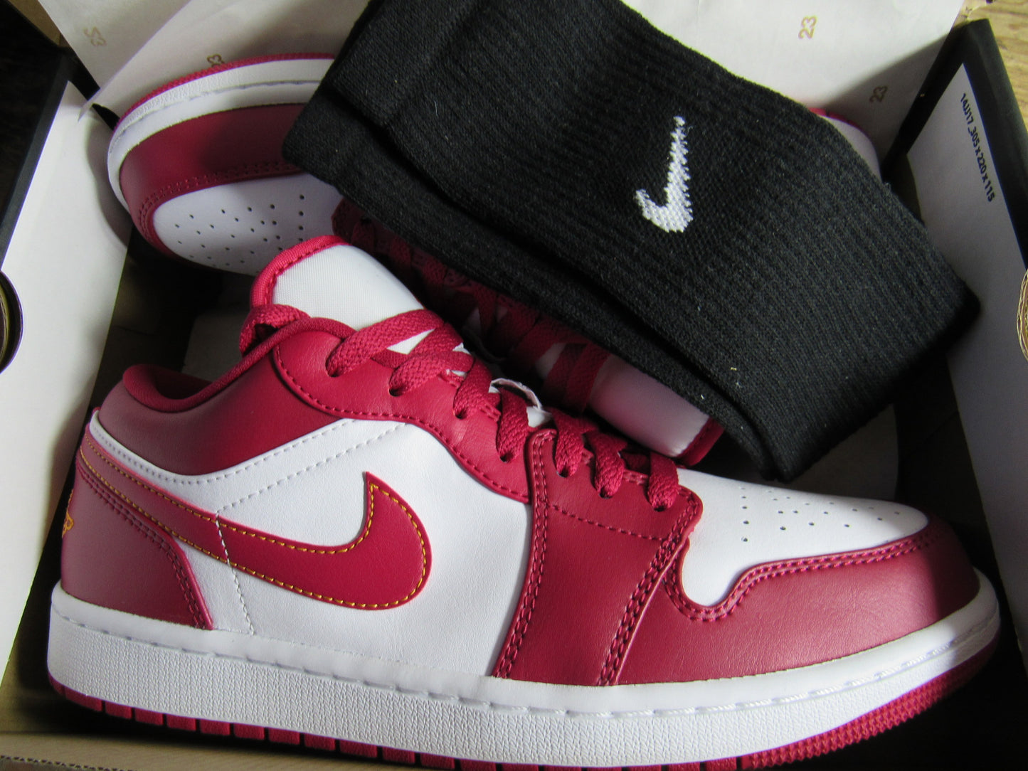 JORDAN 1 LOW CARDINAL RED EN CAJA