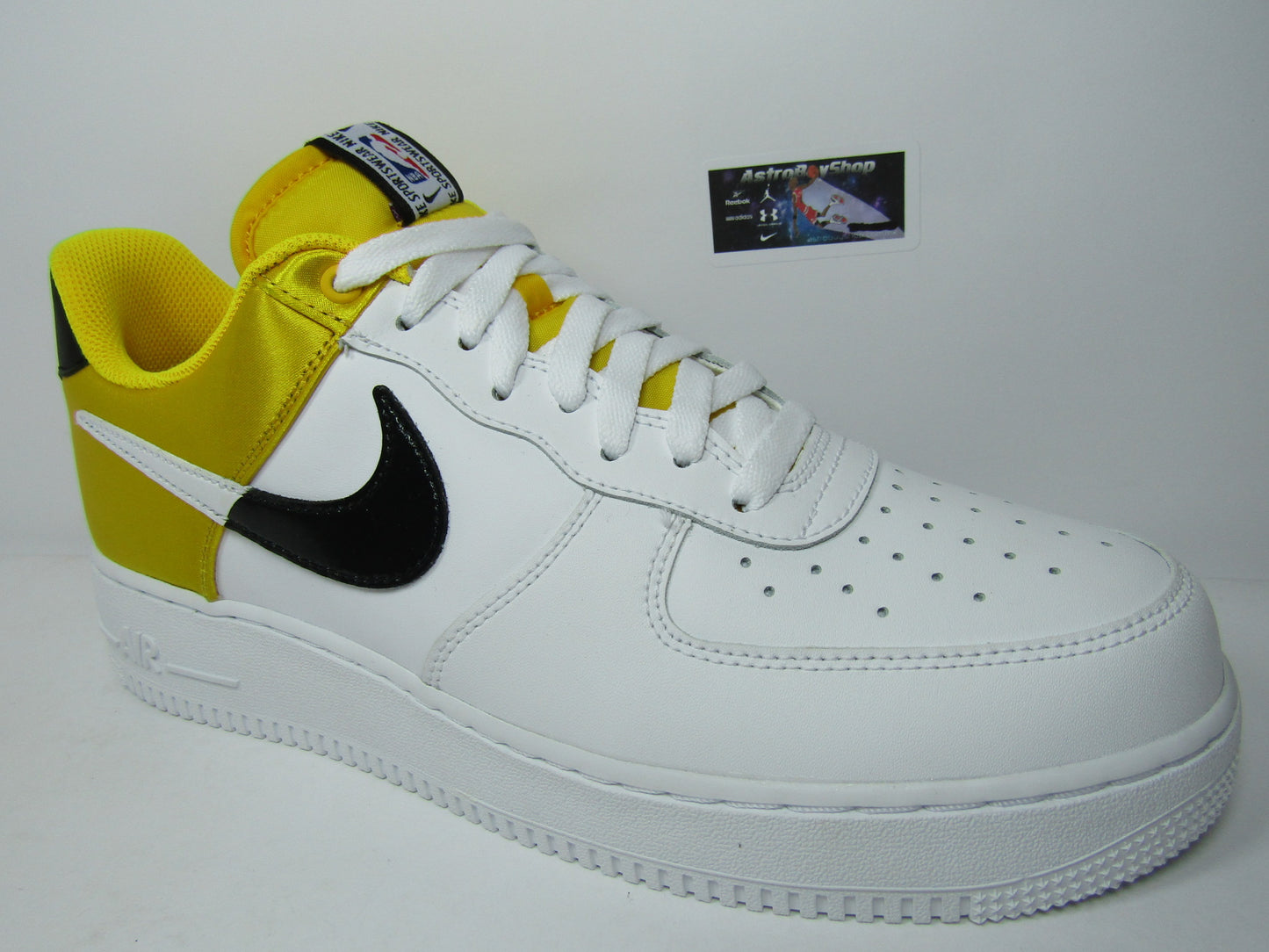 AIR FORCE ONE LOW 07 NBA SATIN YELLOW EN CAJA