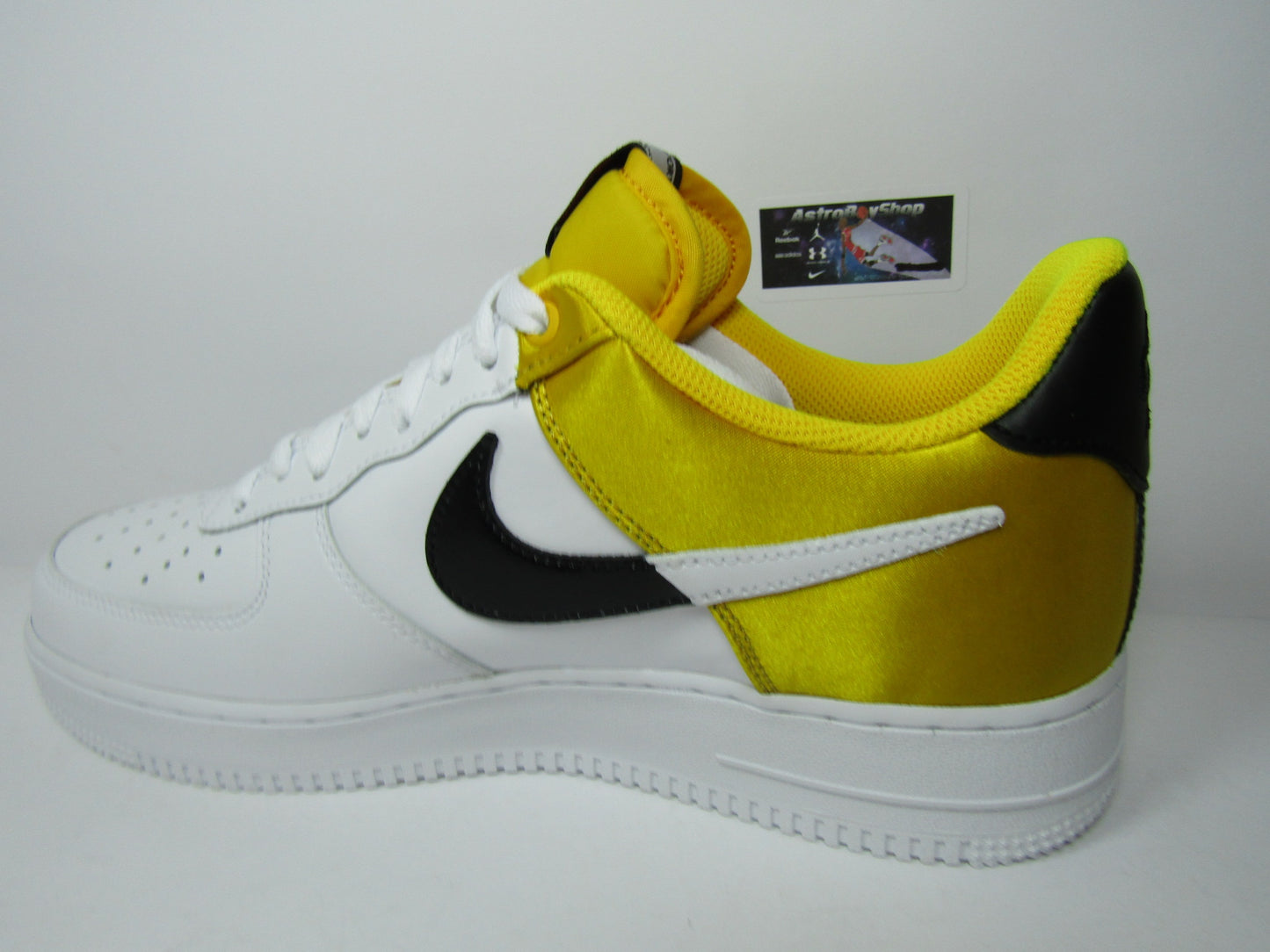 AIR FORCE ONE LOW 07 NBA SATIN YELLOW EN CAJA