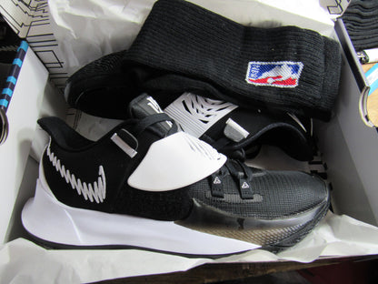 KYRIE 3 LOW BLACK AND WHITE EN CAJA NIKE