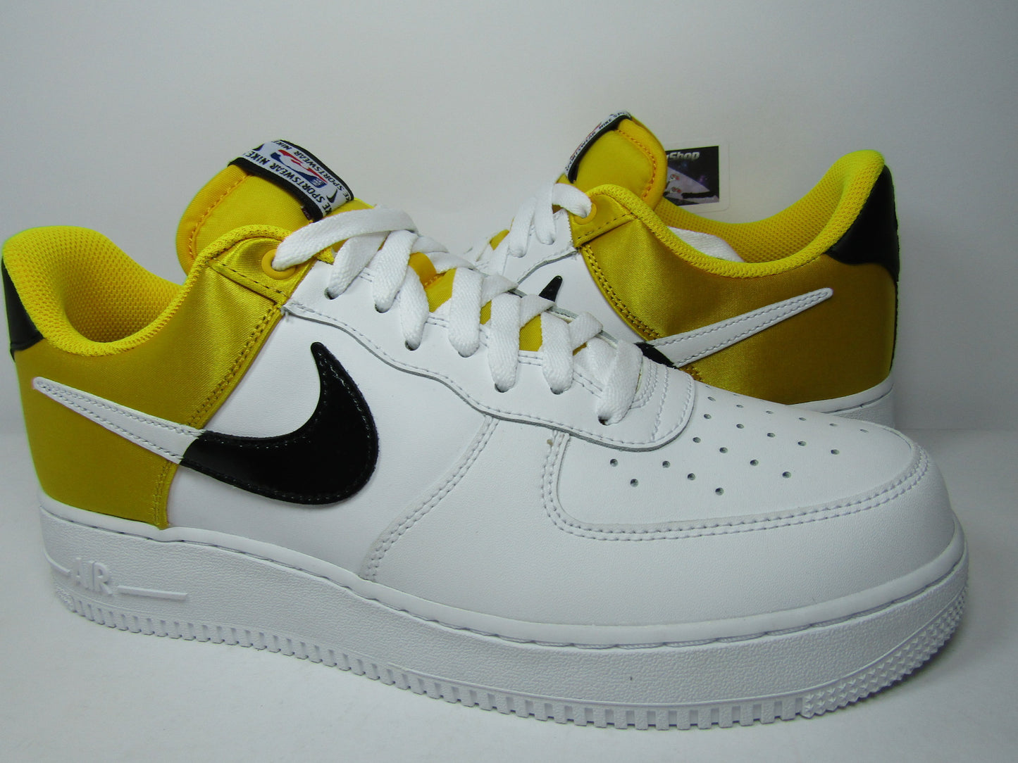 AIR FORCE ONE LOW 07 NBA SATIN YELLOW EN CAJA