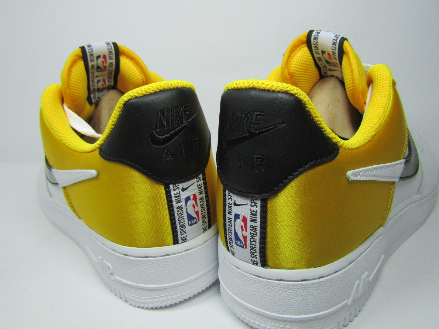 AIR FORCE ONE LOW 07 NBA SATIN YELLOW EN CAJA