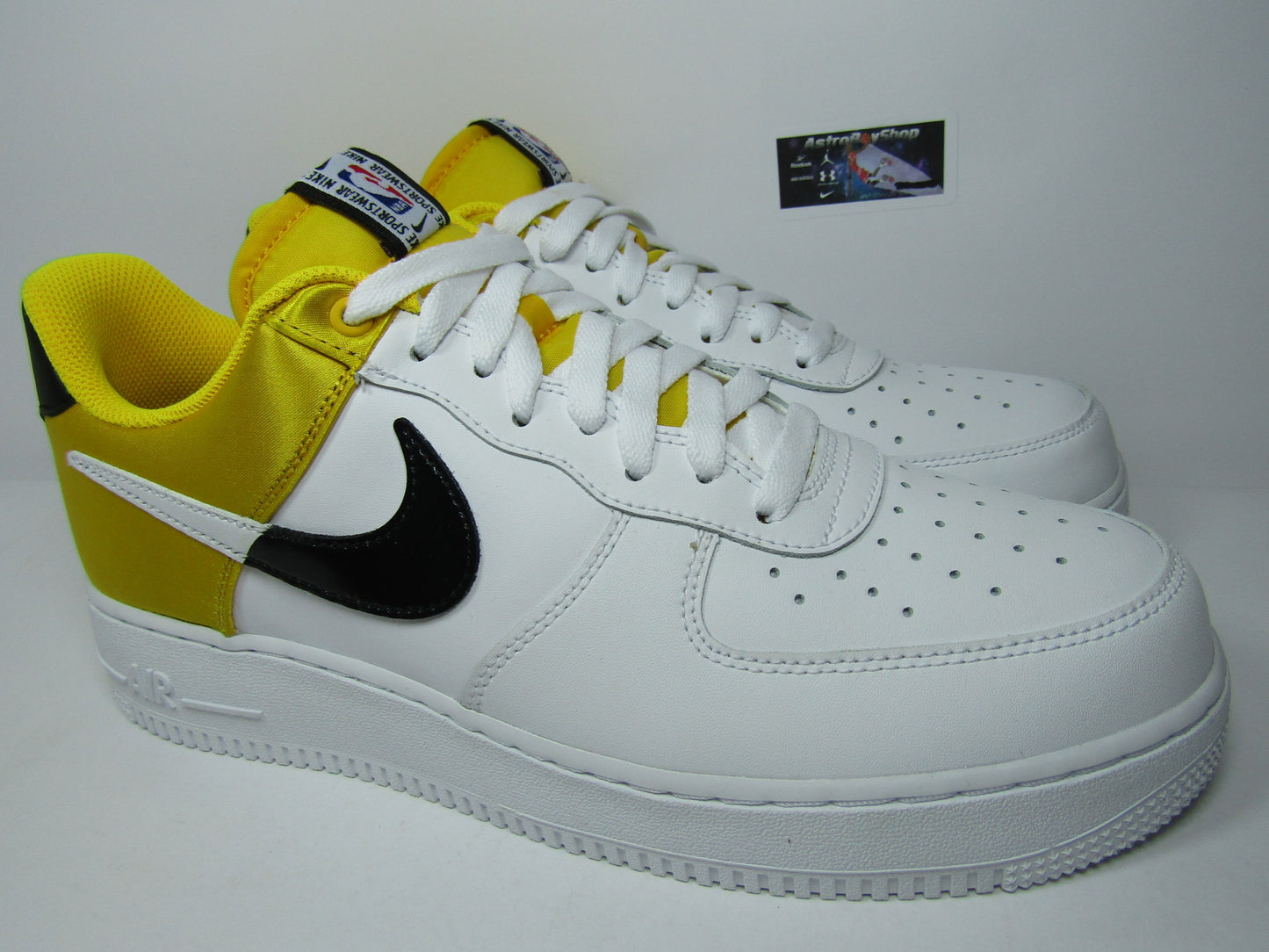 AIR FORCE ONE LOW 07 NBA SATIN YELLOW EN CAJA