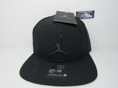 GORRA JORDAN PLANA TRIPLE BLACK BORDADO GRUESO (UNITALLA)