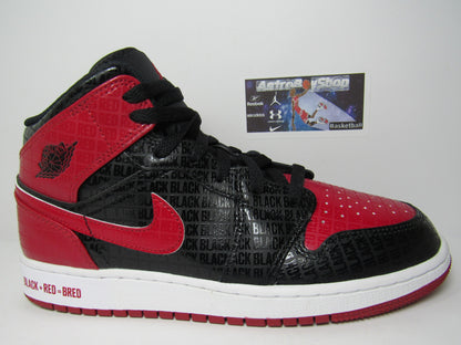 JORDAN 1 MID GS BRED TEXT EN CAJA