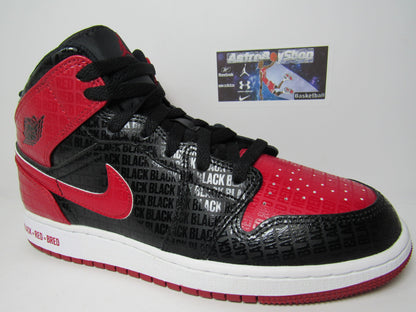 JORDAN 1 MID GS BRED TEXT EN CAJA