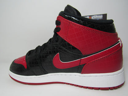 JORDAN 1 MID GS BRED TEXT EN CAJA