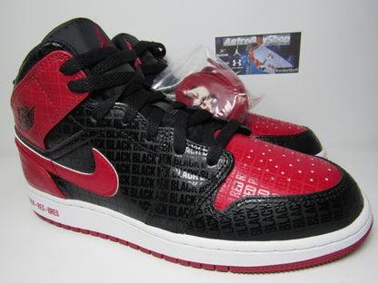 JORDAN 1 MID GS BRED TEXT EN CAJA