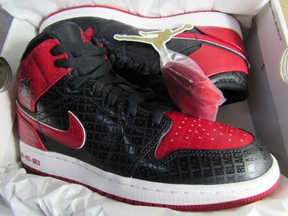 JORDAN 1 MID GS BRED TEXT EN CAJA
